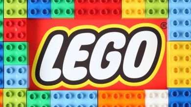 il logo di lego su dei mattoncini tutti colorati disposti in ordine