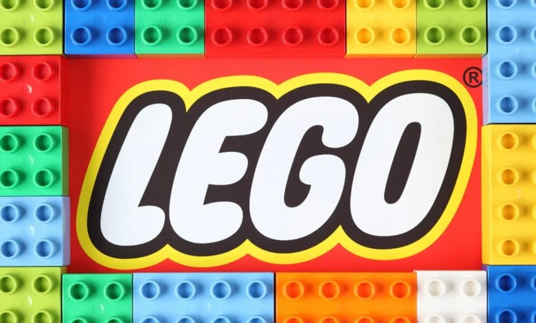 il logo di lego su dei mattoncini tutti colorati disposti in ordine
