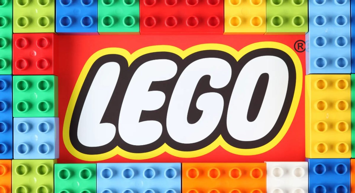 il logo di lego su dei mattoncini tutti colorati disposti in ordine