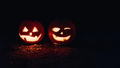 zucche di halloween con luci all'interno nel buio