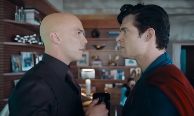 i volti di lex luthor e superman che si guardano in una scena dell'ultimo film