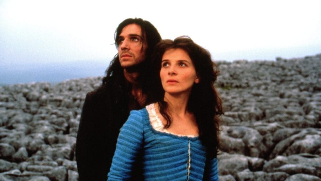 Gli adattamenti cinematografici del romanzo di Emiliy Brontë sono davvero molti. Ecco Juliette Binoche e Ralph Fiennes sul set di Emily Brontë's Wuthering Heights, film del 1992 diretto da Peter Kosminsky