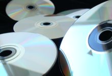 una serie di cd (compact disk)