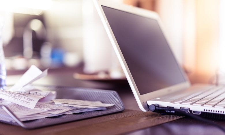 immagine di una scrivania generica con documenti e pc portatile, potrebbe riferirsi alla consultazione di una visura camerale