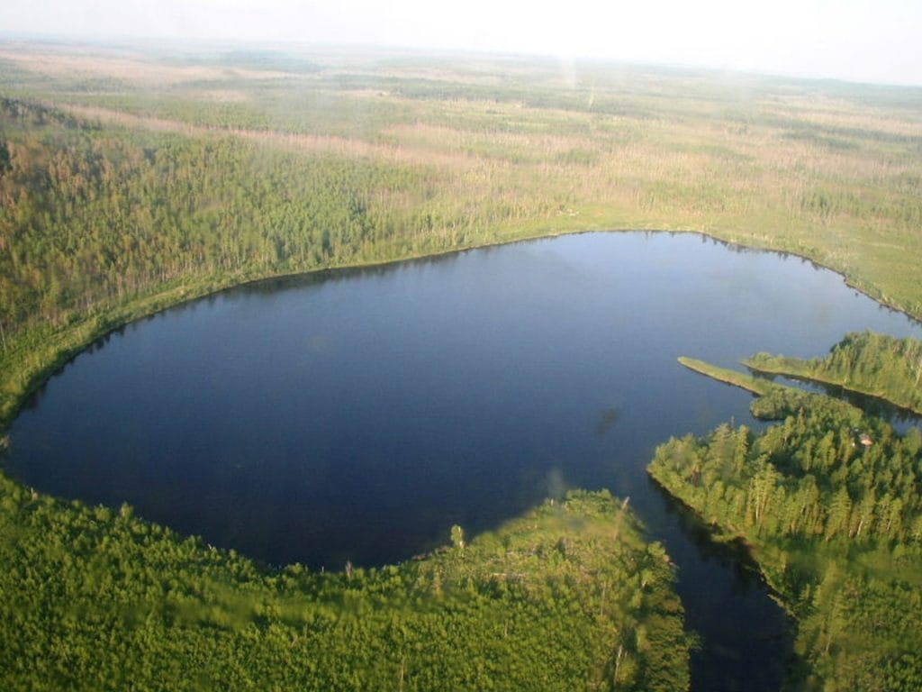 le lac Cheko causé par l'impact de l'astéroïde de Tunguska en 1908