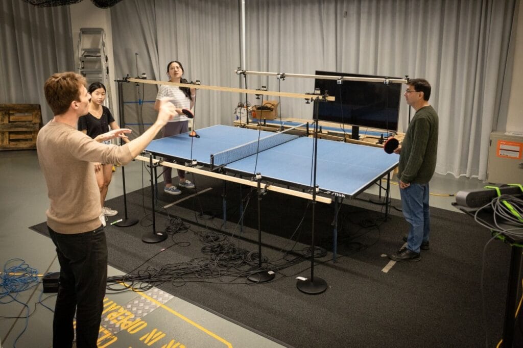 ricercatori dell'università di sydney che giocano a ping pong dimostrando la possibilità di accessibilità per i non vedenti