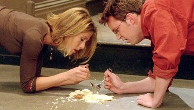 due persone protagonisti di friends che mangiano del cibo caduto per terra