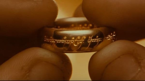 l'unico anello tenuto tra le dita di frodo, personaggio de il signore degli anelli