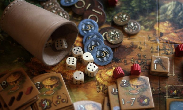 un tabellone, dei dadi da gioco e pedine per dei board games da tavolo