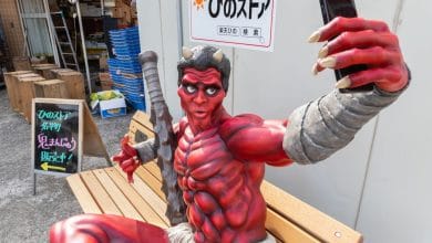 la statua di uno yokai rosso su una pankina di fukusaki, città giapponese