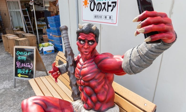 la statua di uno yokai rosso su una pankina di fukusaki, città giapponese