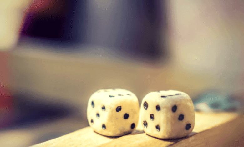 gioco da tavolo sotto l'ombrellone