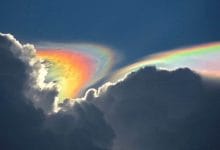 un arcobaleno di fuoco creato dalla rifrazione della luce sui cristalli d'acqua nelle nuvole