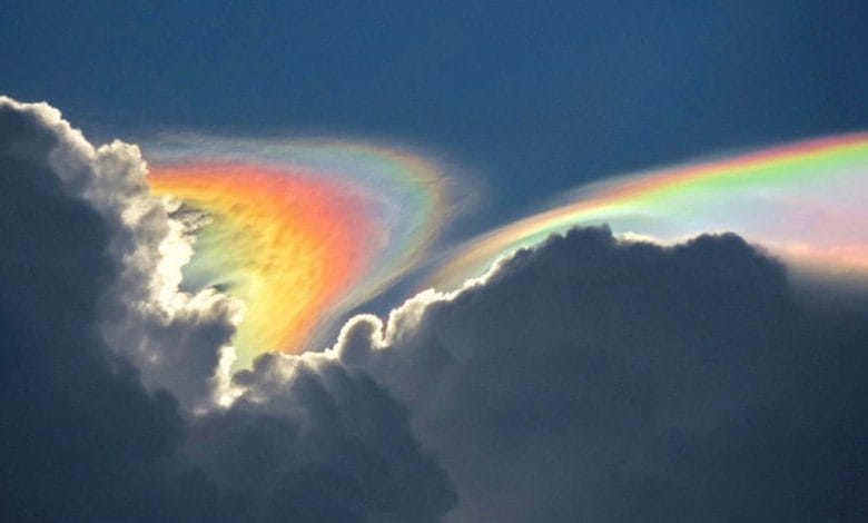 un arcobaleno di fuoco creato dalla rifrazione della luce sui cristalli d'acqua nelle nuvole