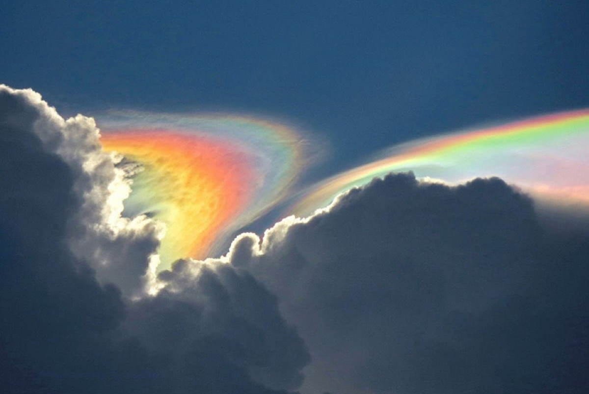 un arcobaleno di fuoco creato dalla rifrazione della luce sui cristalli d'acqua nelle nuvole