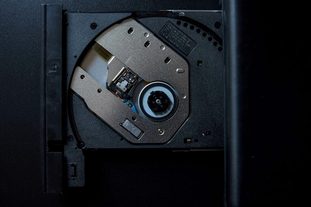 l'alloggiamento aperto per un cd di un personal computer nero