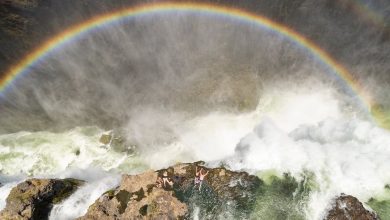 lo strapiombo di devil's pool visto dall'alto con un arcobaleno