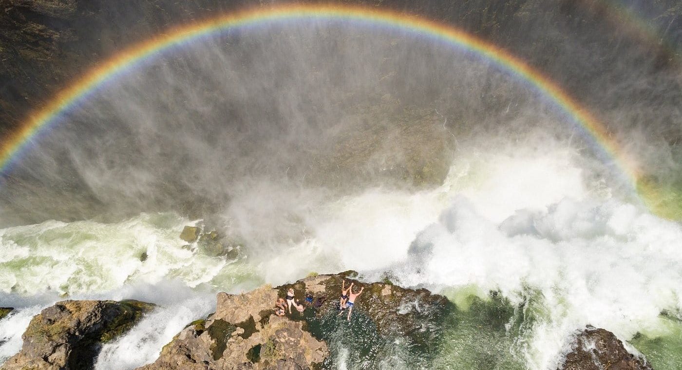 lo strapiombo di devil's pool visto dall'alto con un arcobaleno