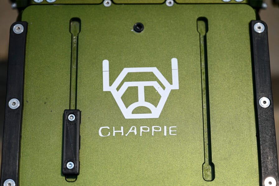 logo del cane robot chappie sul suo rivestimento