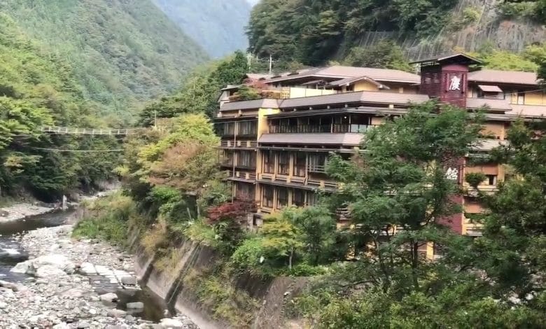 la parte fuori dell'hotel gapponese Nishiyama Onsen Keiunkan