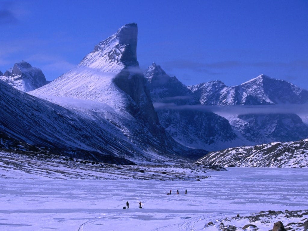 le mont thor vu de loin avec le sommet enneigé