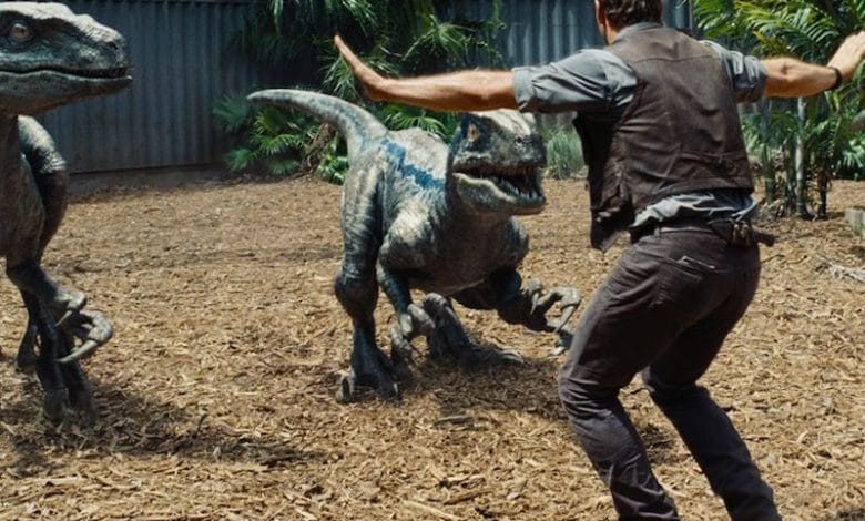 dei velociraptor in un'iconica scena di jurassic park