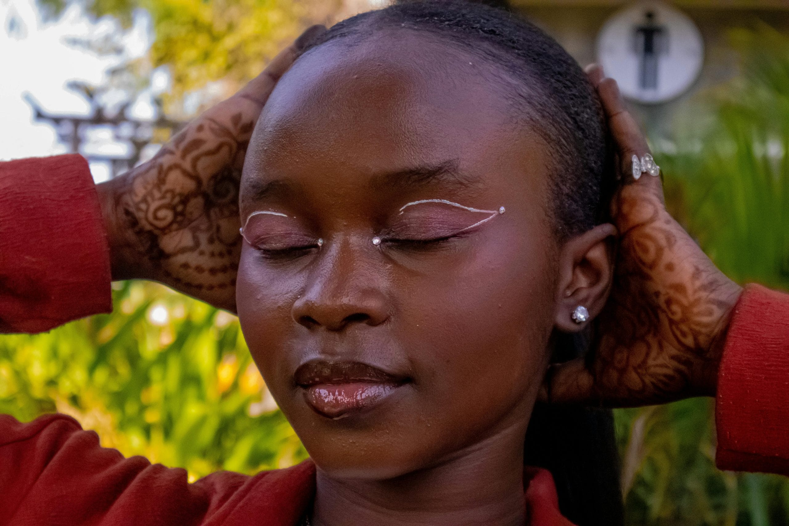 una modella posa con eyeliner applicato sul suo viso