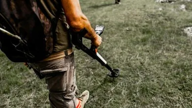 Un uomo che utilizza il metal detector