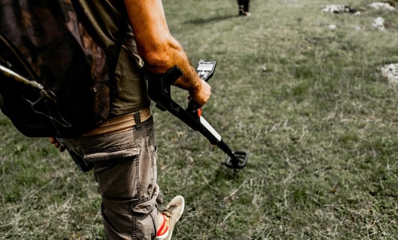 Un uomo che utilizza il metal detector