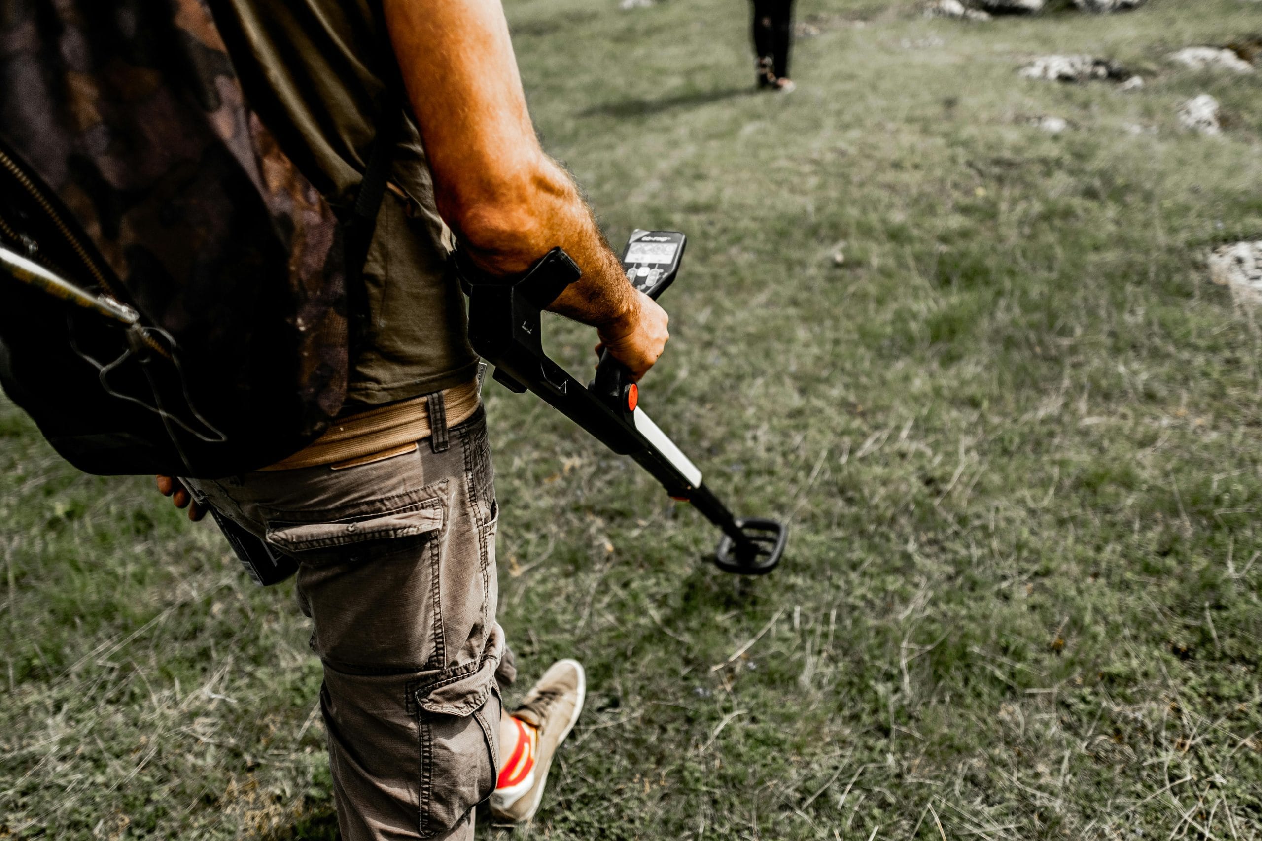 Un uomo che utilizza il metal detector