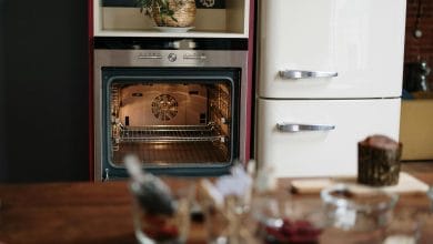 dettagli di una cucina dove si vede un forno e un frigo sullo sfondo