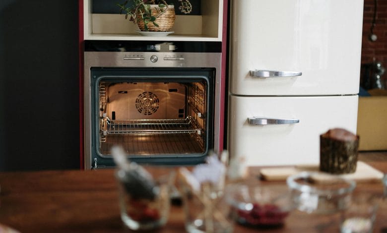 dettagli di una cucina dove si vede un forno e un frigo sullo sfondo