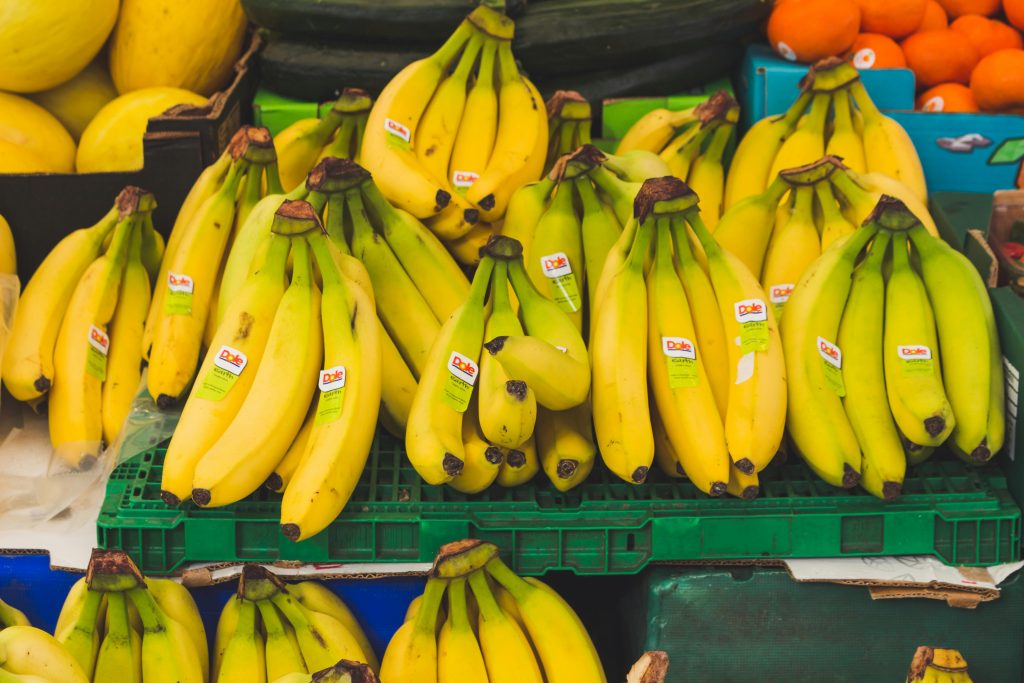 Caschi di banane in vendita al supermercato