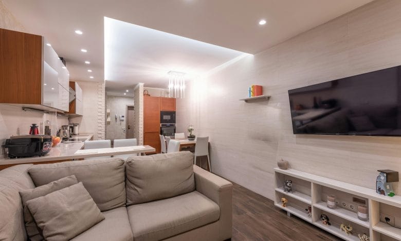 salotto di una casa smart con tv e divano