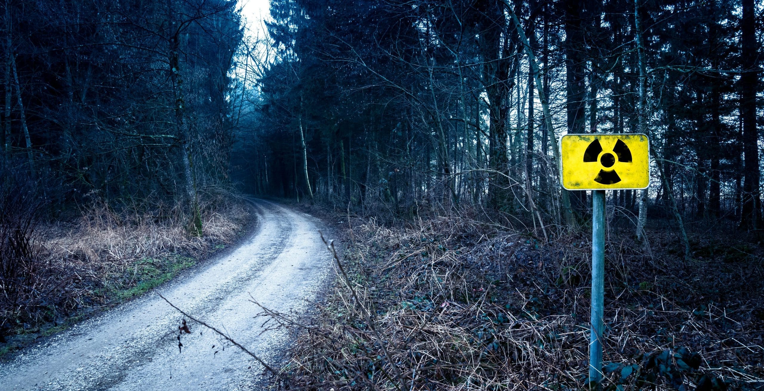 una strada con un avviso di pericolo radiologico