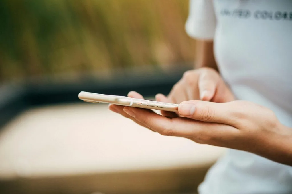 Una ragazza tiene in mano uno smartphone