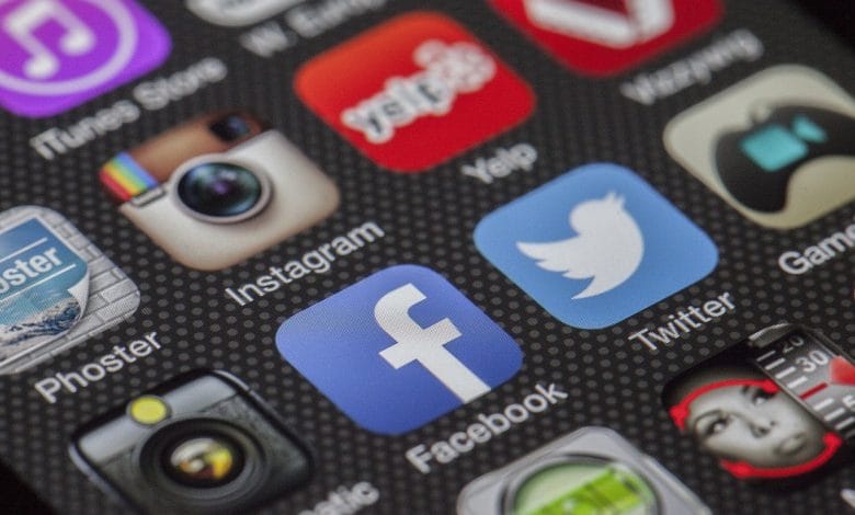 le app di un iphone tra cui diversi social media