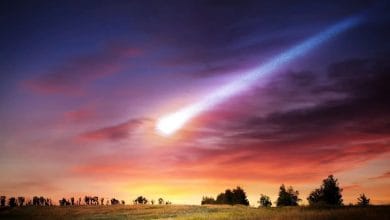 un meteorite luminoso che cade durante il tramonto