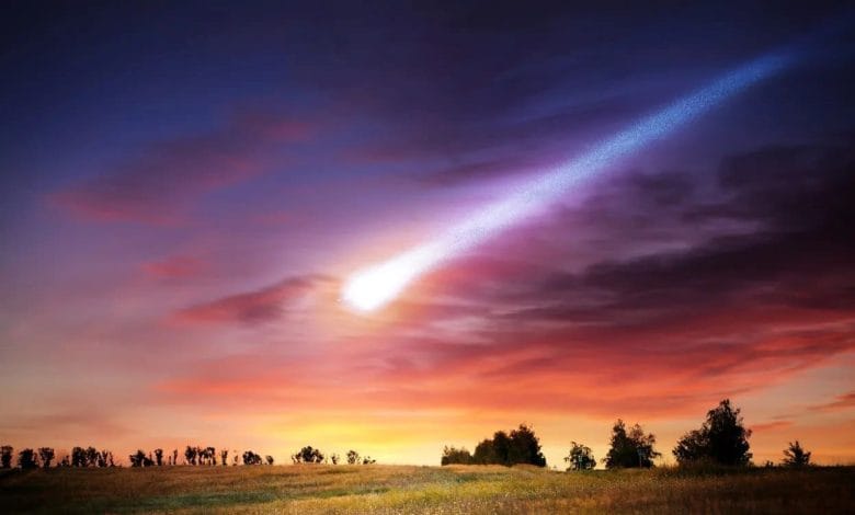 un meteorite luminoso che cade durante il tramonto