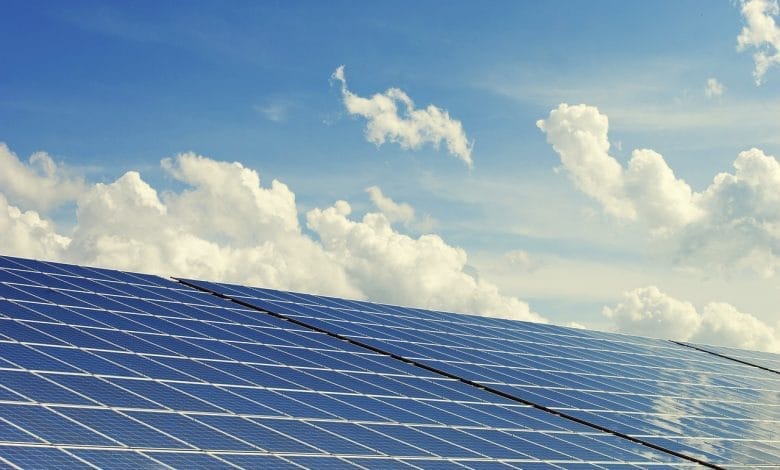 pannelli fotovoltaici sotto un cielo con qualche nuvoletta