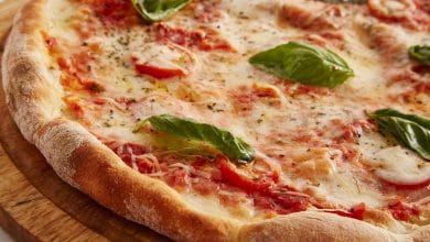 dettaglio di una pizza napoletana con basilico sopra