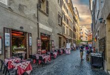 attività e negozi in una strada di roma