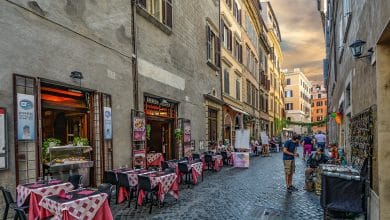 attività e negozi in una strada di roma