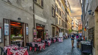 attività e negozi in una strada di roma