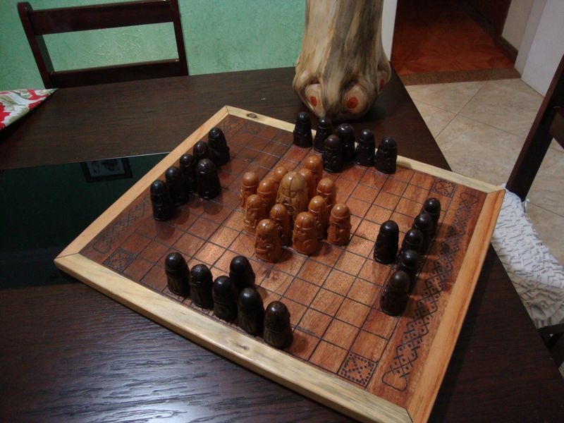 L'Hnefatafl, un simile omologo degli scacchi comprensivo di pedine e scacchiera