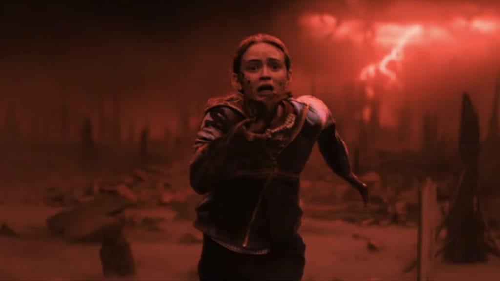 un fermo immagine del personaggio max che in una scena di stranger things scappa da vecna con la canzone running up that hills in sottofondo