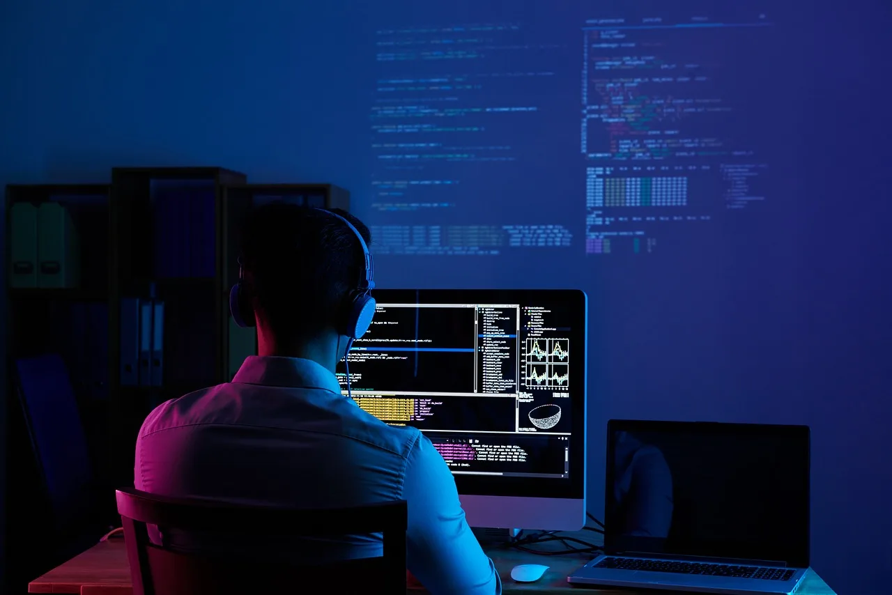 un programmatore di sql alla sua postazione