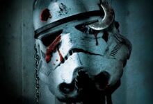 un elmo di un trooper di star wars con un gancio conficcato in un occhio