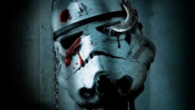 un elmo di un trooper di star wars con un gancio conficcato in un occhio