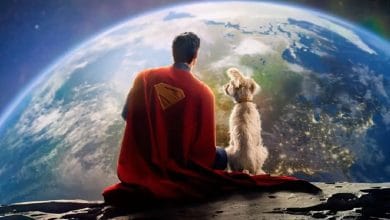 immagine pubblicitaria del film con superman con il cane krypto che guardano da lontano il pianeta terra